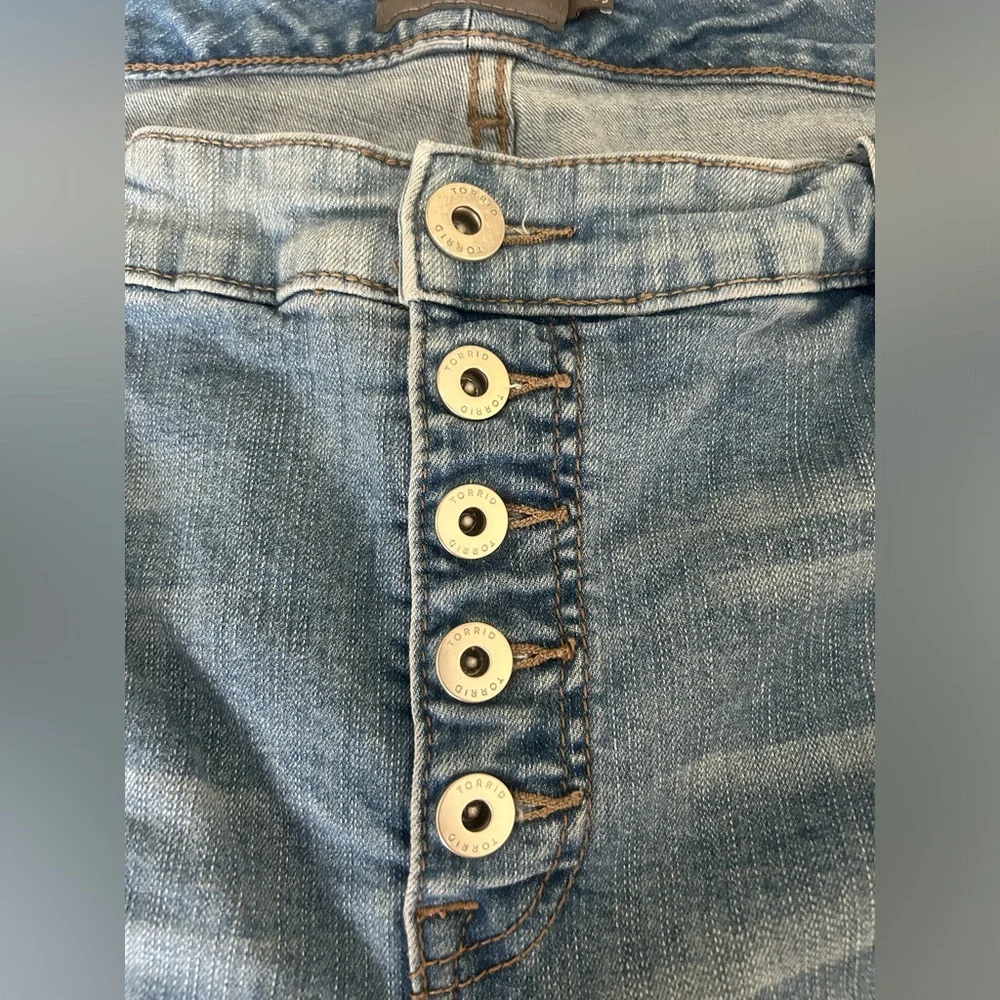 Torrid Cut Off Shorts Women's Plus Size 24 Light‎ Blue Denim Raw Hem Stretch